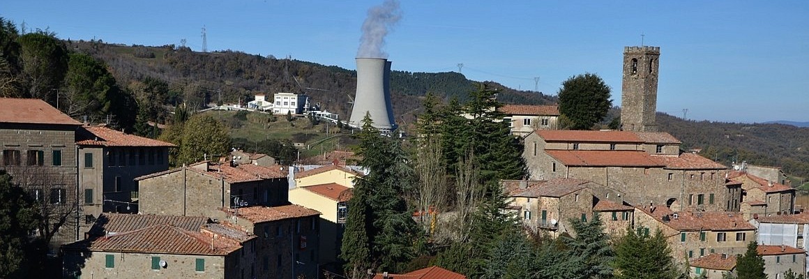 Castelnuovo Val di Cecina-Il borgo medievale con torre geotermica